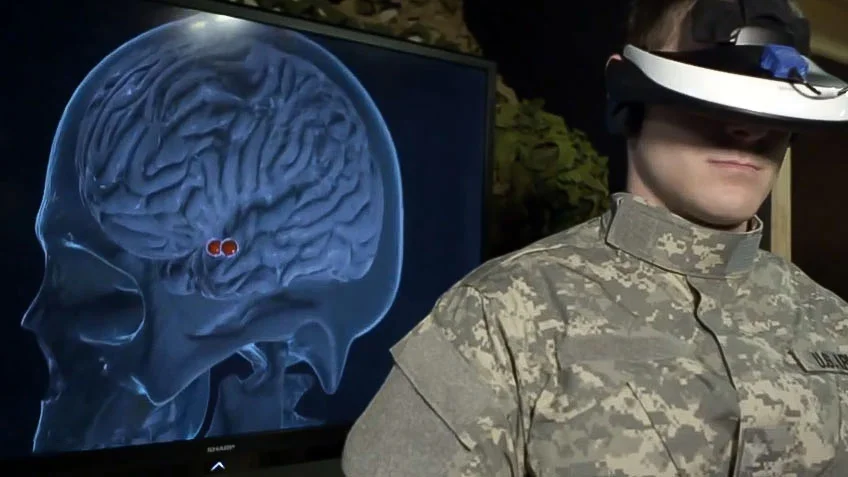 شخص نظامی با هدست واقعیت مجازی و تصویری از مغز